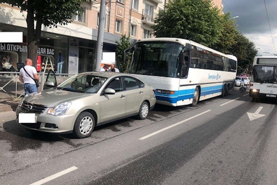 В Калининграде рейсовый автобус врезался в авто, пострадала пенсионерка (фото)