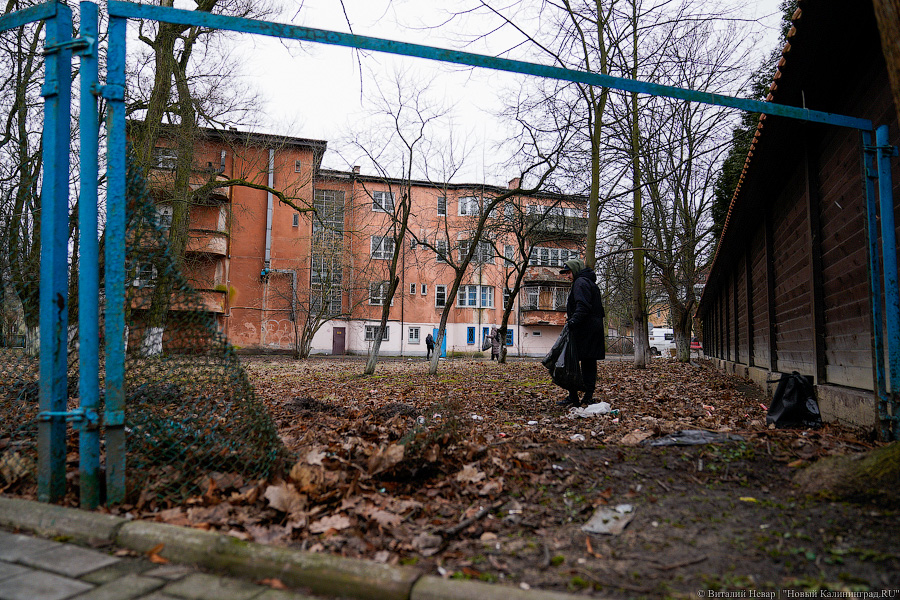Теория целых окон: волонтеры пытаются спасти здание на Расковой с помощью уборки (фото)