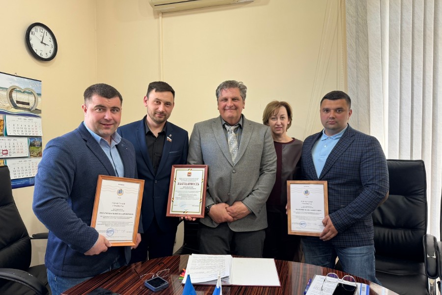 В Янтарном наградили почётными грамотами осуждённых депутатов-дебоширов