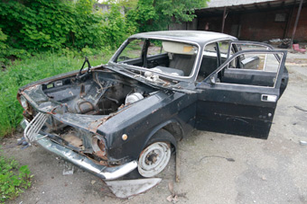 Власти Калининграда планируют начать уборку бесхозных машин с улиц и дворов