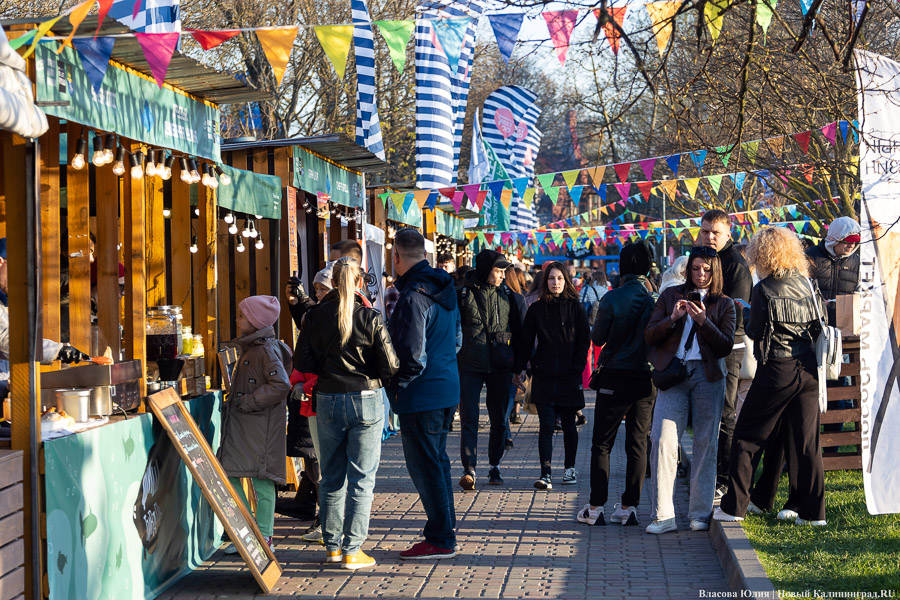 А-ля Новый год: в Зеленоградске «Фиштивалем» в апреле открыли курортный сезон (фото)
