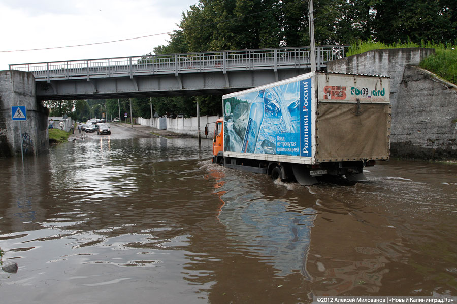 «Праздничные купания»: фоторепортаж с затопленной Аллеи Смелых