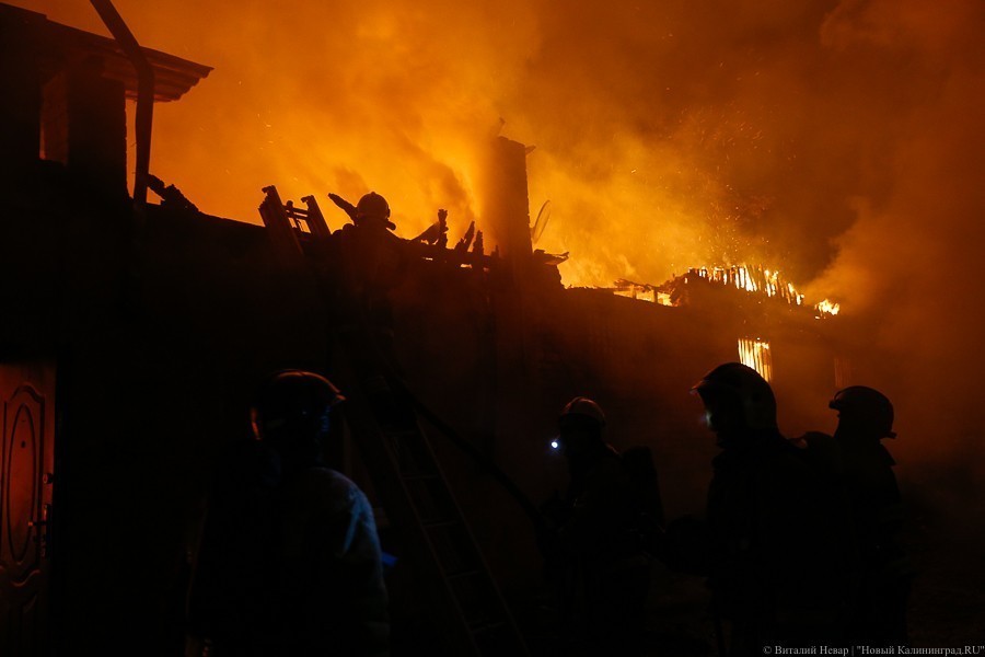 Черный четверг: пожар уничтожил склады на проспекте Калинина (фото) 