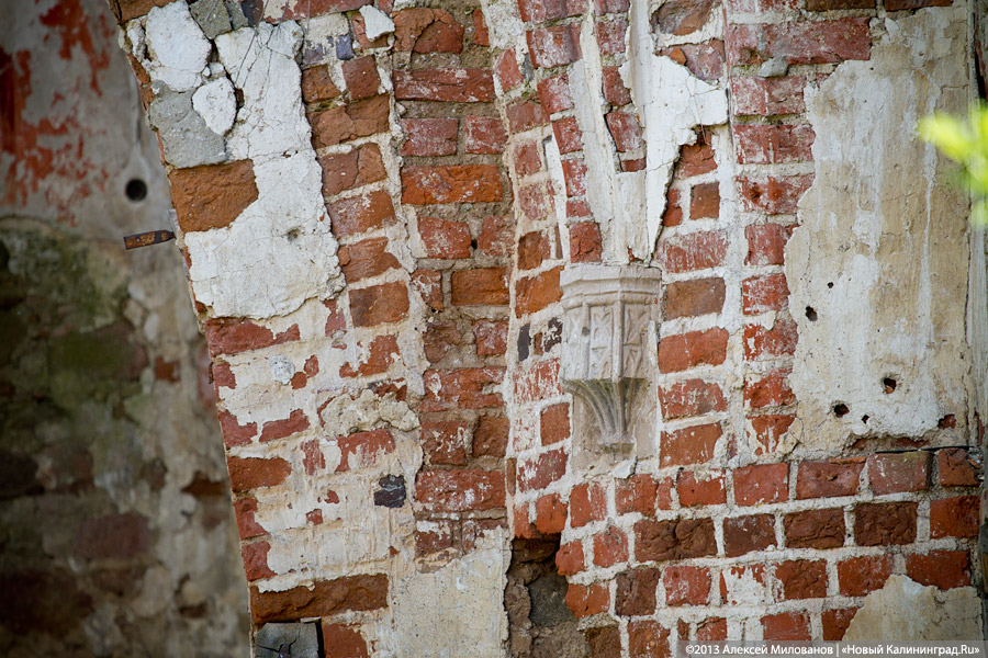 «Приезжайте позже»: территория переданной РПЦ кирхи в Романово превратилась в поселковую свалку