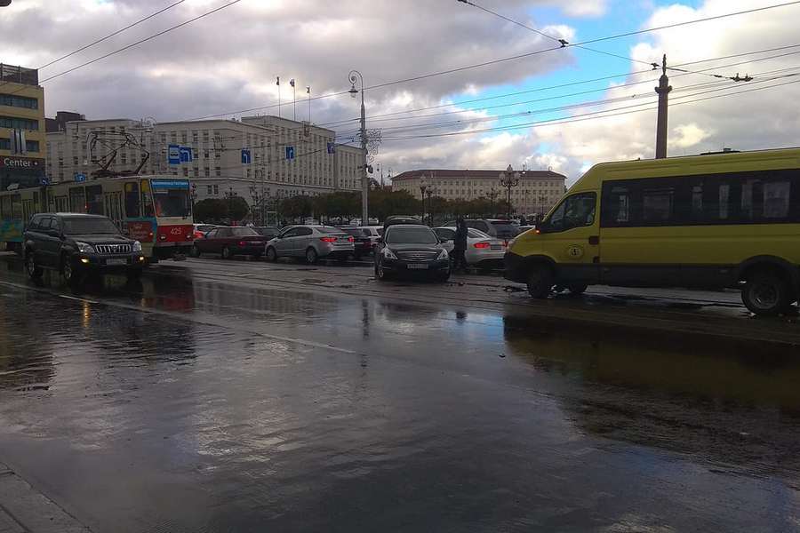 На площади Победы на трамвайных путях произошло ДТП с маршруткой (фото)