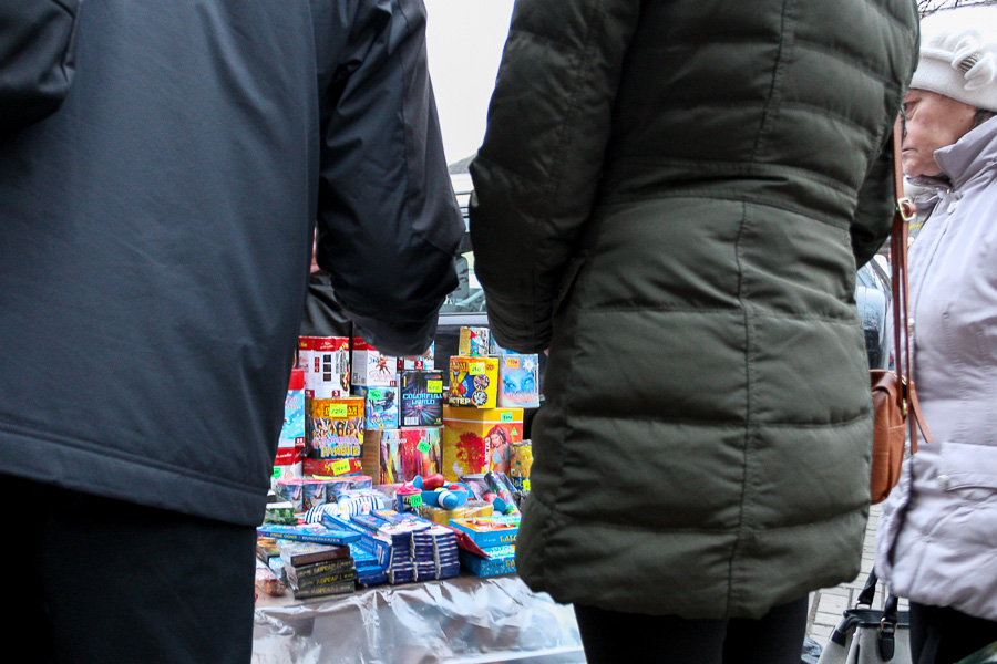 Опасные огни: перед Новым годом в Калининграде процветает торговля нелегальной пиротехникой