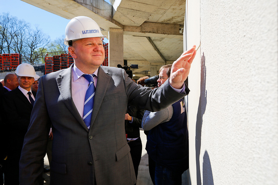 Далеко ли до Юрмалы: как губернатор Николай Цуканов стройплощадку Театра эстрады навещал