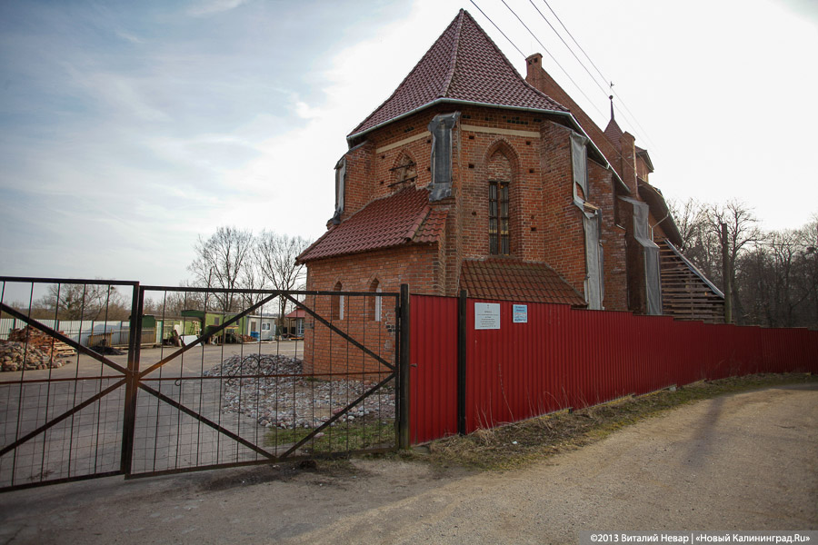 «У РПЦ свои законы»: рядом с кирхой Арнау появился двухэтажный дом (+фото)