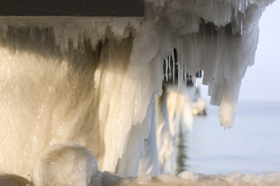 Мороз и море: как стихия украсила променад в Зеленоградске (фото)