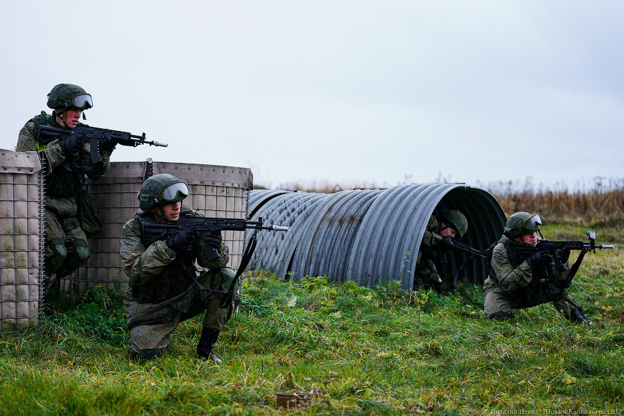 В условиях, приближенных к боевым: тренировка морпехов на психологической полосе препятствий
