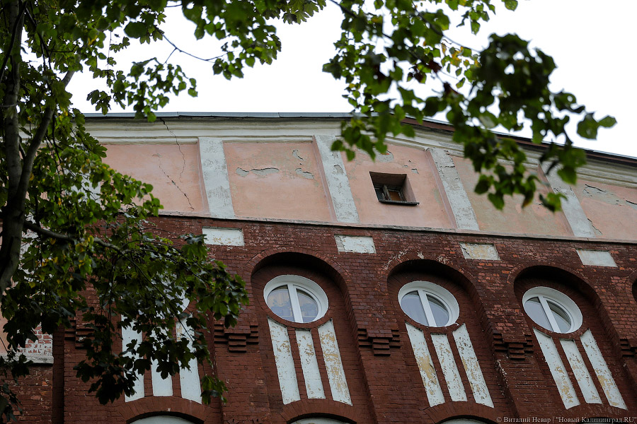 Осторожно, кирпичи: на Эпроновской осыпается историческое здание школы
