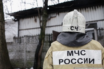 В Калининграде при пожаре в заброшенном здании погиб человек
