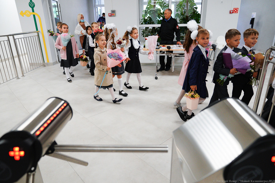 Серьёзное дело: как прошла первая линейка в самой новой школе Калининграда