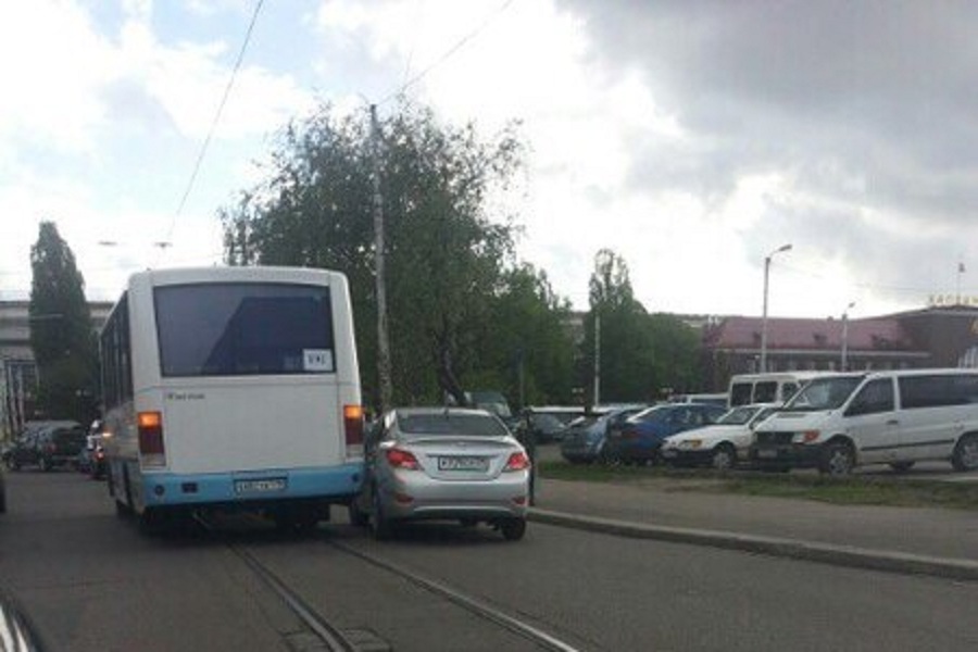 У Южного вокзала на трамвайных путях столкнулись автобус и легковушка (фото)