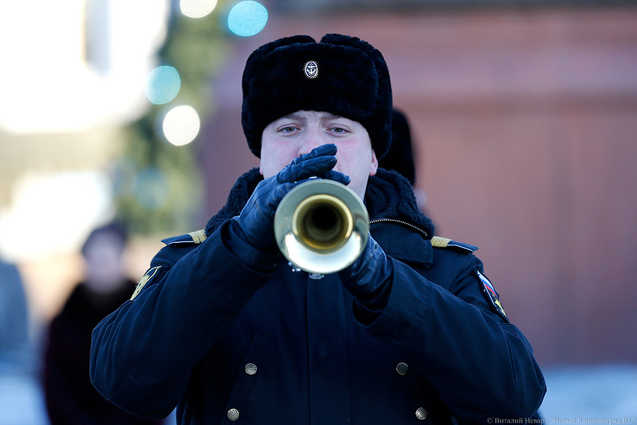 «Морозный гимн»: курсанты и школьники отметили День Конституции флешмобом