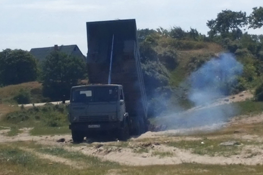 Строители выгрузили на берег Балткосы несколько тонн мусора (фото)