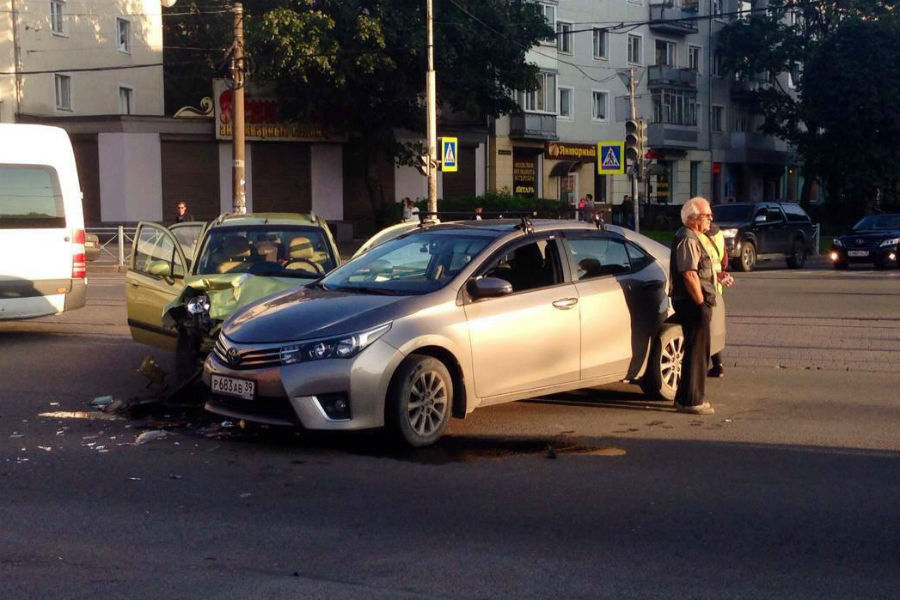 Из-за ДТП на ул. Черняховского скопились четыре трамвая, движение затруднено (фото)