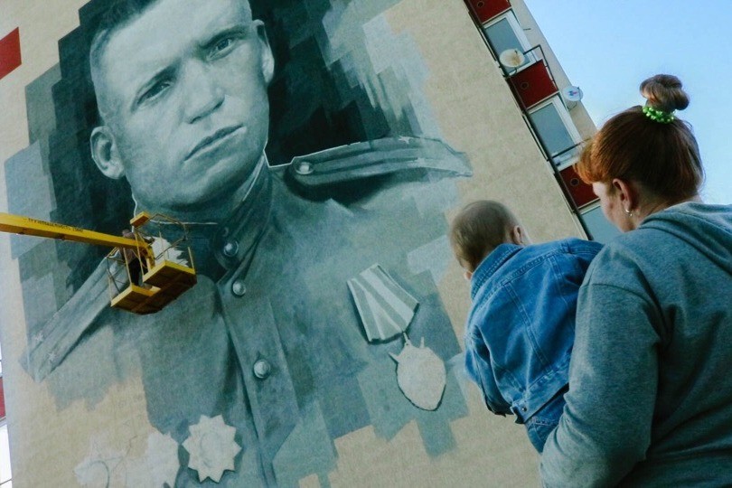 В Мамоново нарисовали 17-метровый портрет Николая Мамонова (фото)