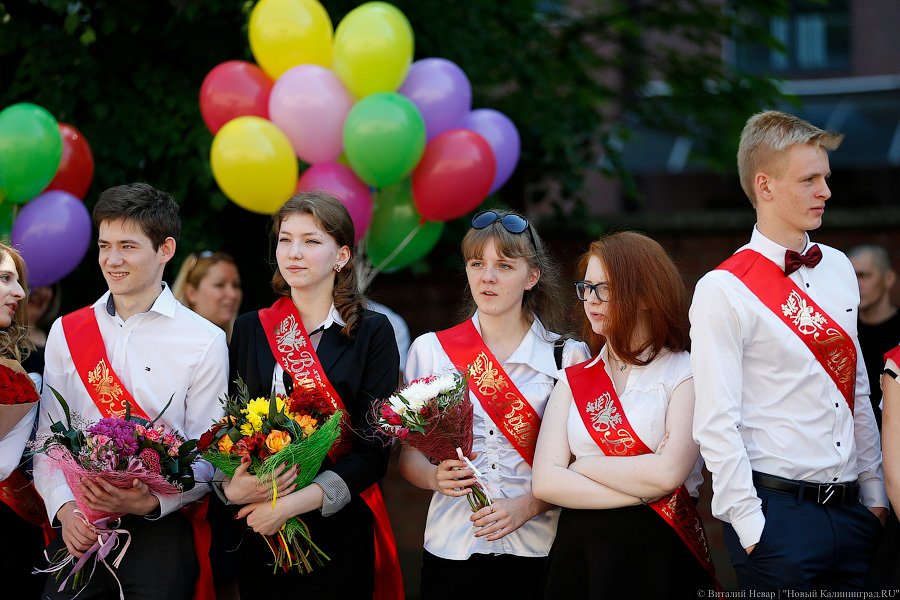 «Ура! Отмучились!»: в калининградских школах прозвенел последний звонок