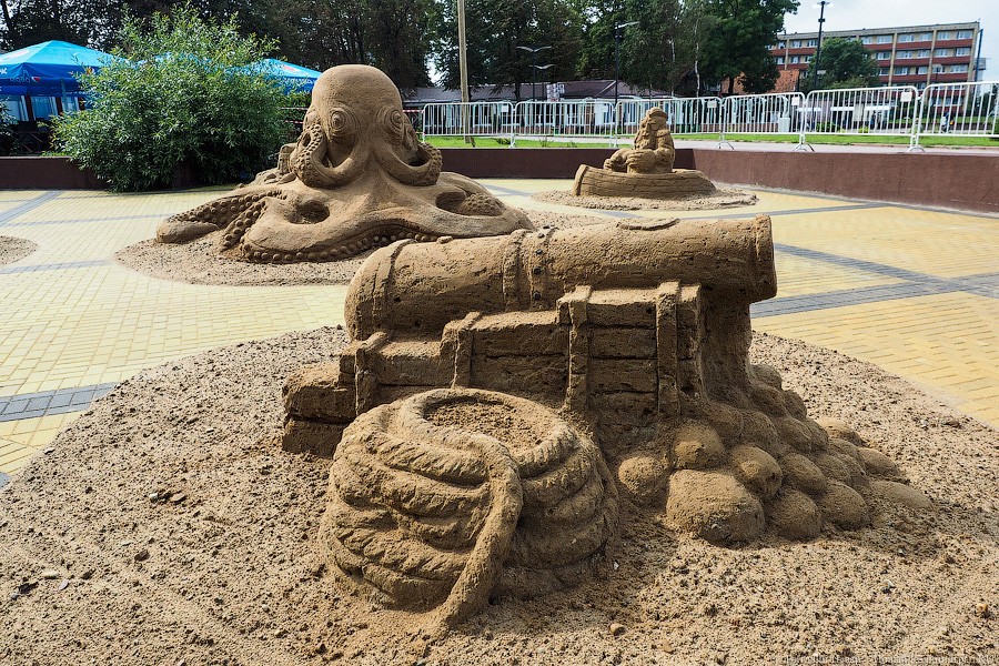 Со дна моря: в Зеленоградске сделали 5 скульптур из песка