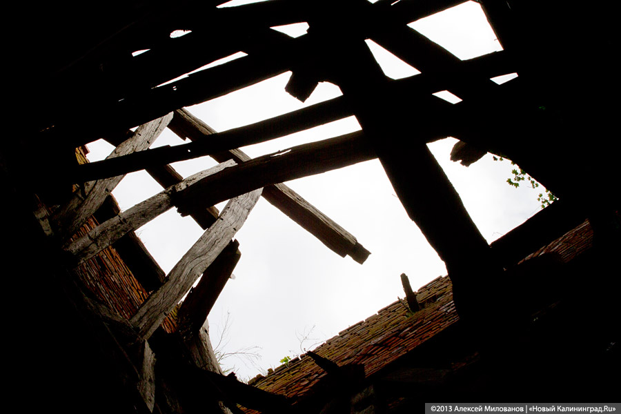 «А денег нет»: в переданной РПЦ кирхе 14-го века в Храброво валяются человеческие кости