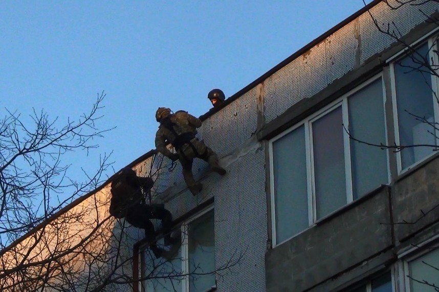 УМВД: в Светлом росгвардейцы через окно проникли в квартиру наркоторговца на 5-м этаже (фото)