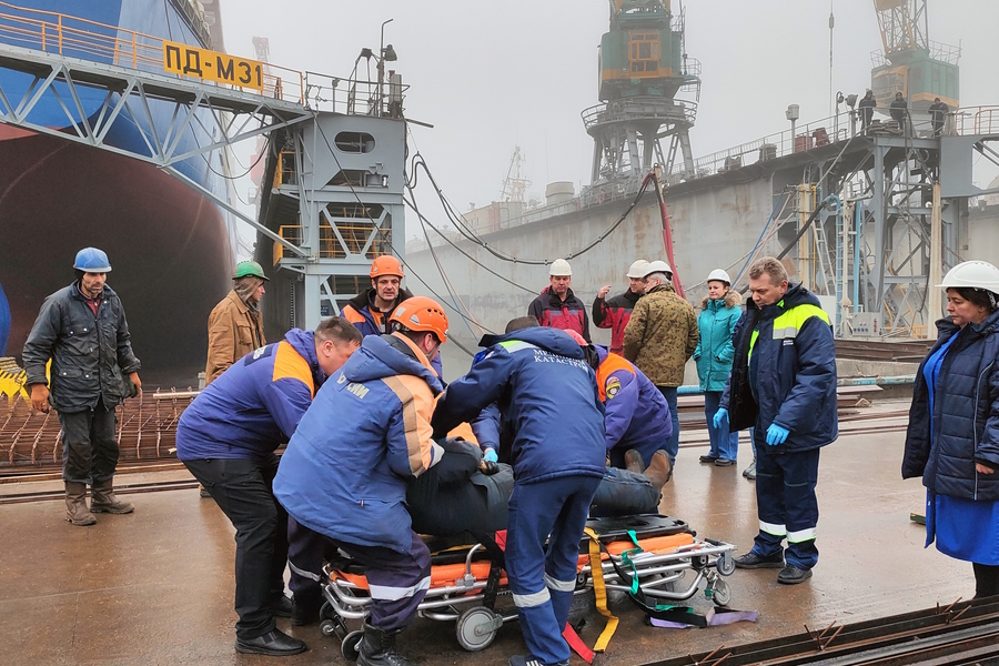 В Калининграде двое рабочих упали с высоты в трюм судна. Работали спасатели (фото)