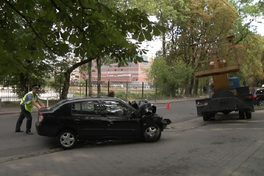 В Калининграде на ул. Гаражной «Рено» врезалось в припаркованную автовышку (фото)