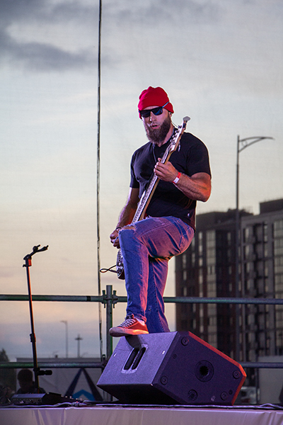 Марафон мировых хитов: в Калининграде прошёл рок-фестиваль с трибьют-шоу (фото)