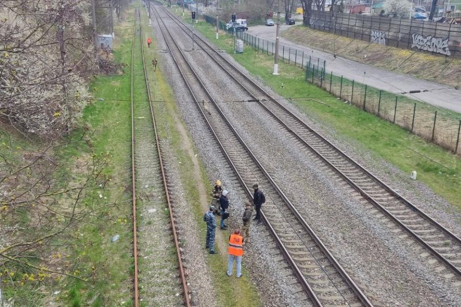 В Калининграде силовики обследовали найденный на ж/д путях «подозрительный предмет с проводками» (фото)