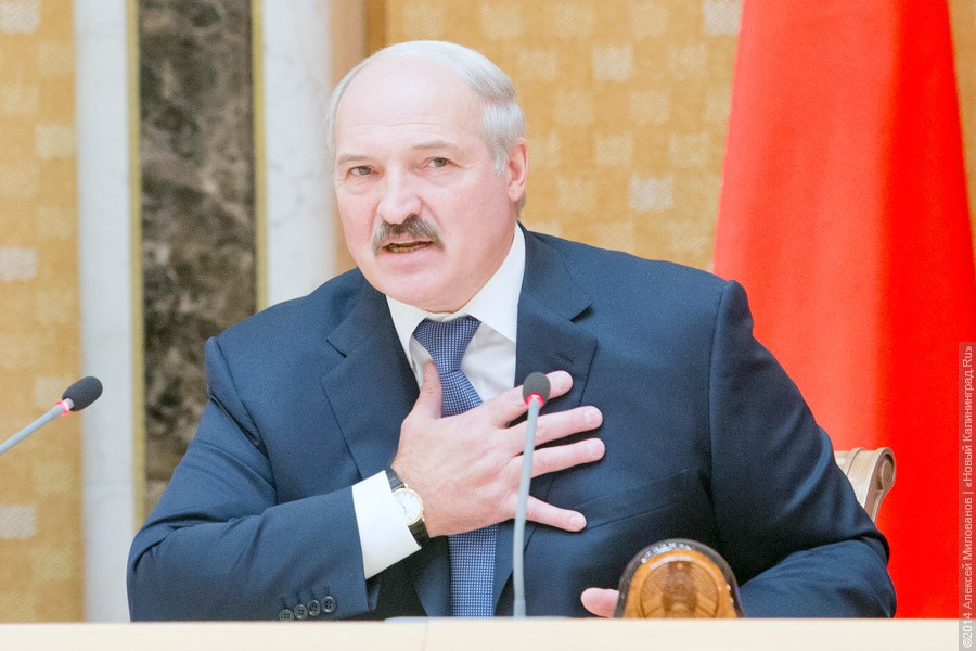 Лукашенко о режиме самоизоляции: запирать людей в тухлых квартирах — не метод