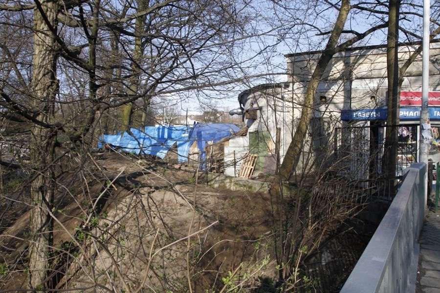 Обрушилась стена входа в зоопарк, собственник объекта говорит о реконструкции (+фото)