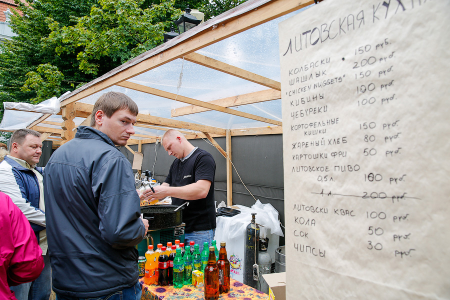 Картофельные кишки и шашлык на вилах: чем кормили на День города