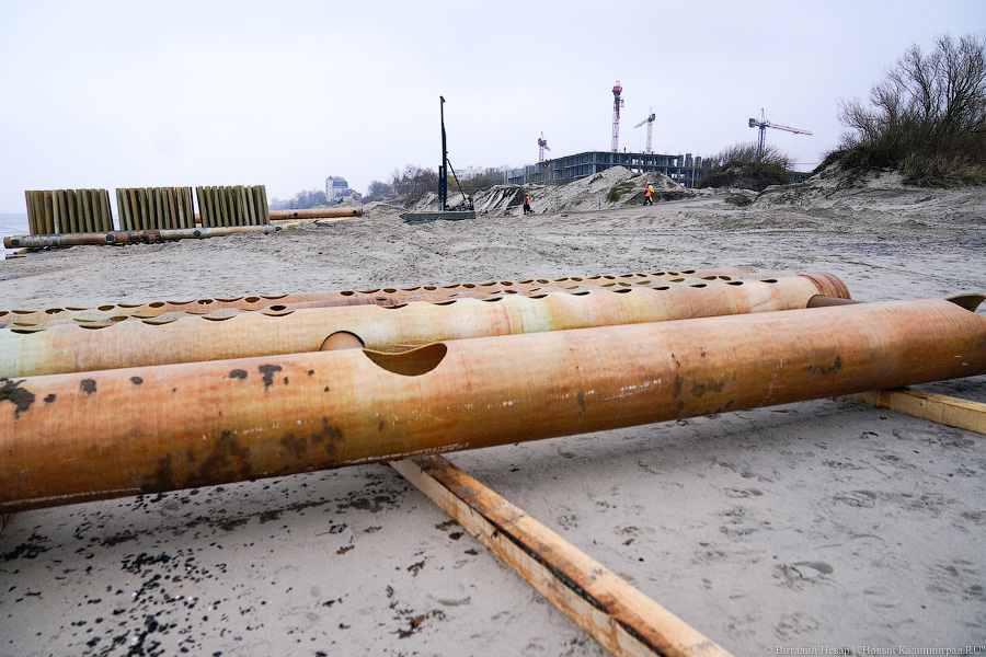 Серферы против гребенок: в Зеленоградске начали установку 40-тонных волноломов (фото)