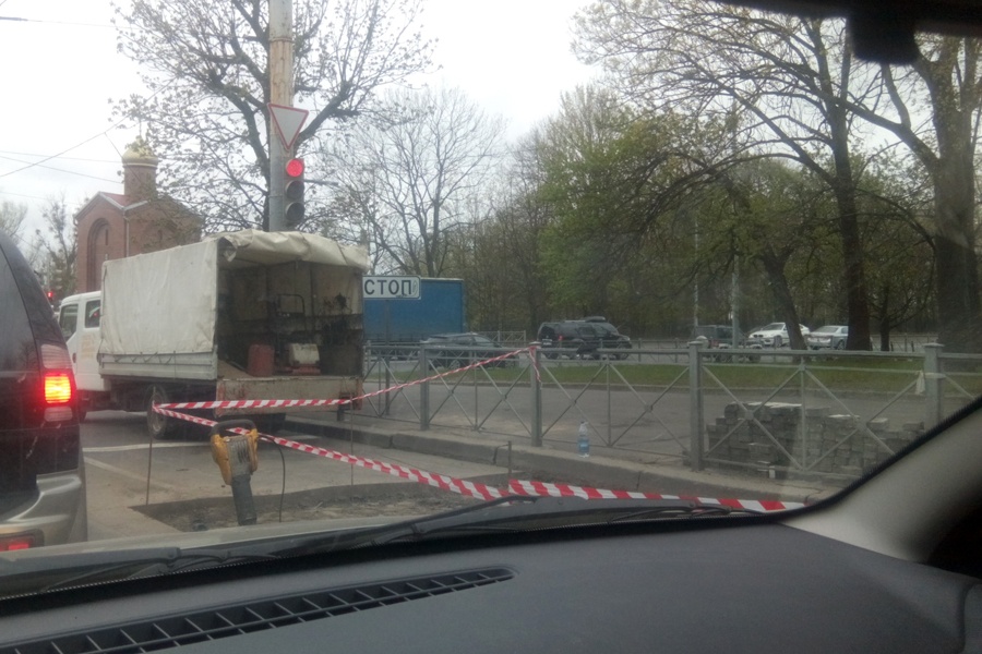 В центре Калининграда из-за внезапного дорожного ремонта образовалась пробка (фото)