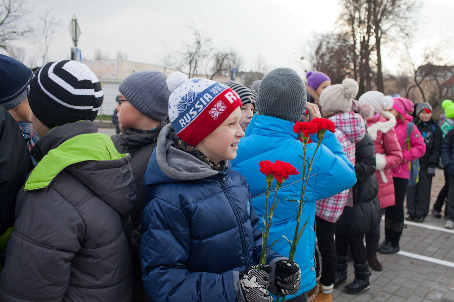 На ветру: как прошло торжественное открытие наполовину готового сквера