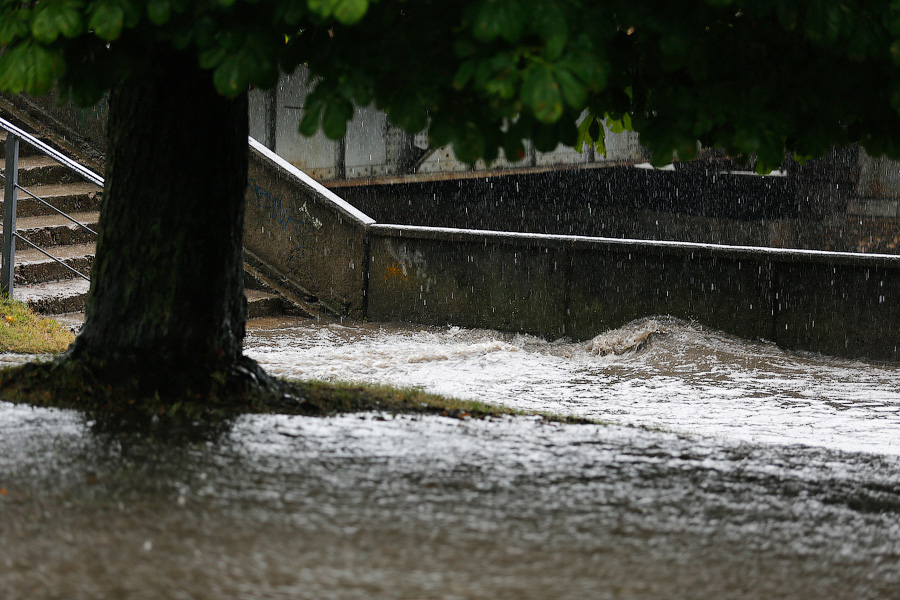 В Калининграде из-за дождя образовались пробки, на улицах случился потоп (фото)