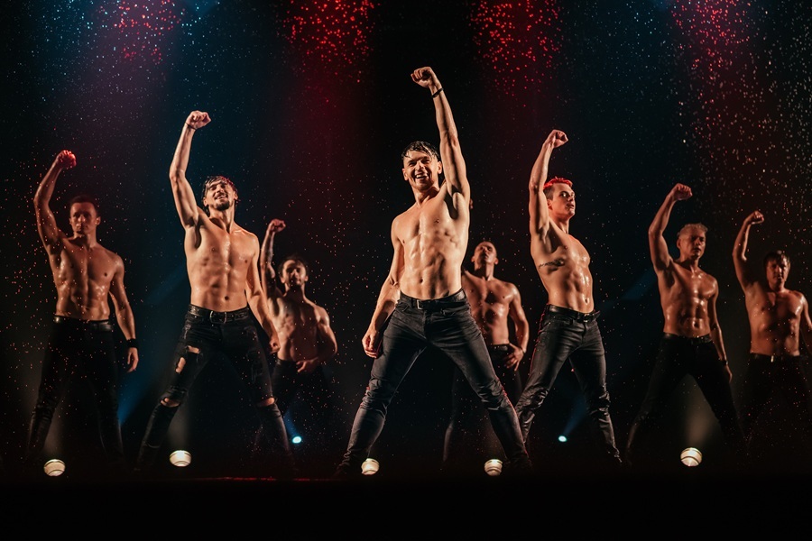 В поисках счастья: калининградцев ждет шоу под дождем в «Янтарь-холле»!