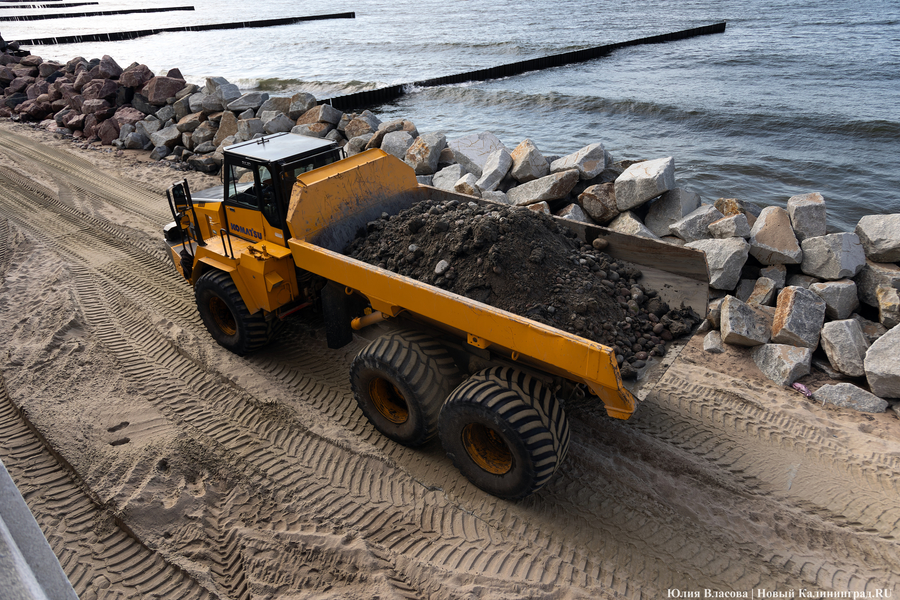 С видом на море и стройку: как выглядит пляж в Светлогорске этим летом