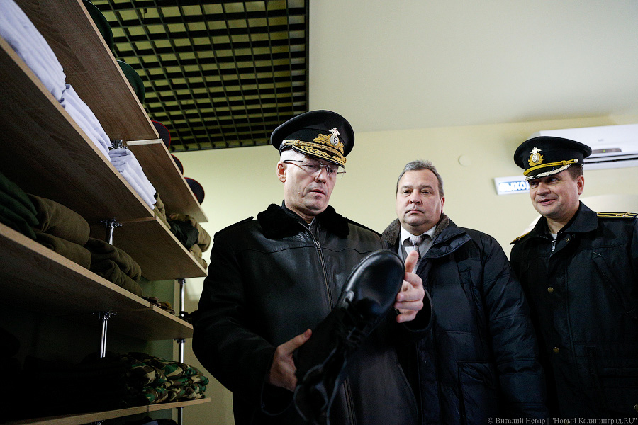 Армейская философия: как в Калининграде продают «вежливых» людей и мишек