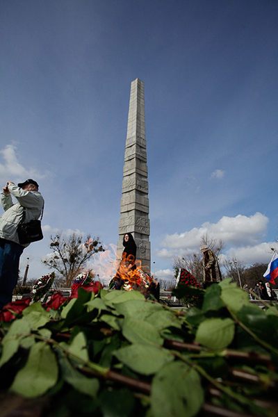 «И снова победа»: возложение венков и цветов на мемориале 1200 воинам-гвардейцам 