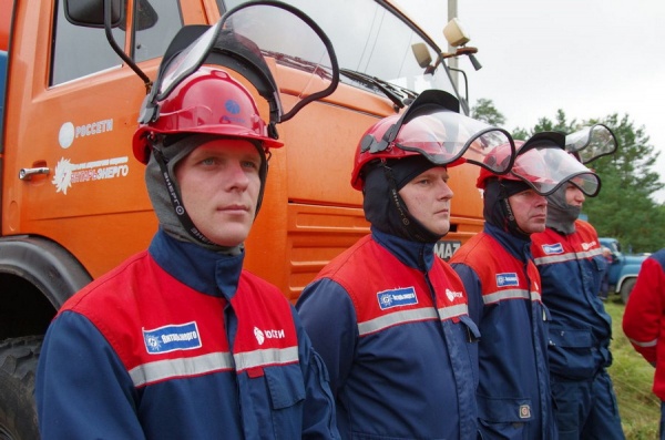 Как энергетики использовали металлические когти, бензопилы и каски