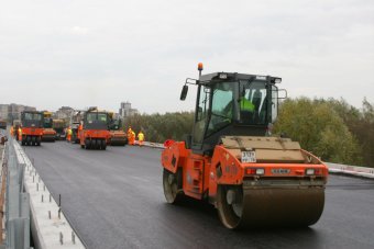 На второй эстакаде началась укладка асфальта