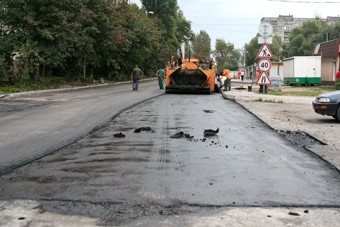 В выходные рабочие спешно укладывали асфальт на Солнечном бульваре