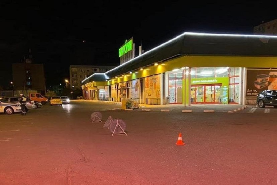 На парковке на бульваре Шевцовой сбили пенсионерку