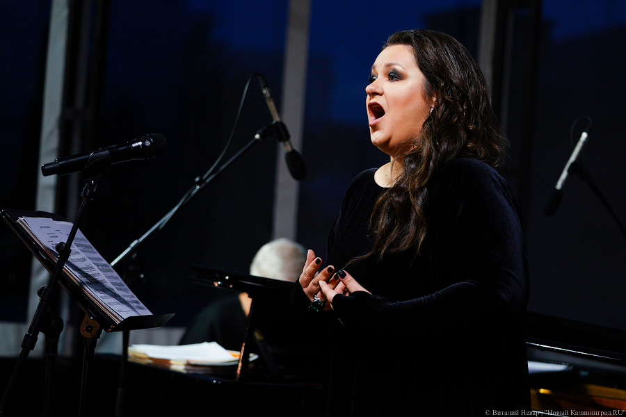 Любовь и жизнь: во Фридрихсбургских воротах выступила солистка Михайловского театра (фото)