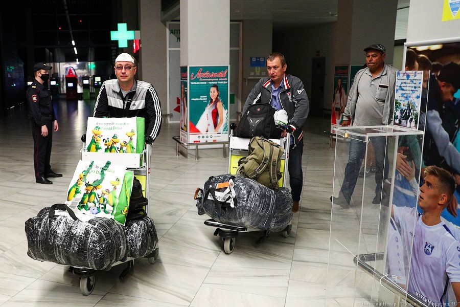 Прямым рейсом с Канар: в «Храброво» прилетел рейс с российскими моряками (фото)