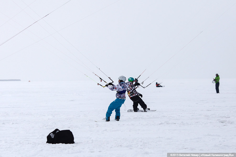 «Без тормозов»: репортаж с соревнований по сноукайтингу и айсбордингу