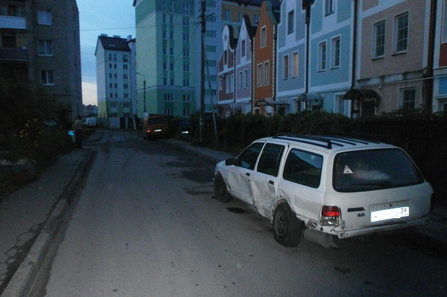 В Калининграде 14-летний подросток на «Мицубиси Паджеро» наехал на 4 машины (фото)