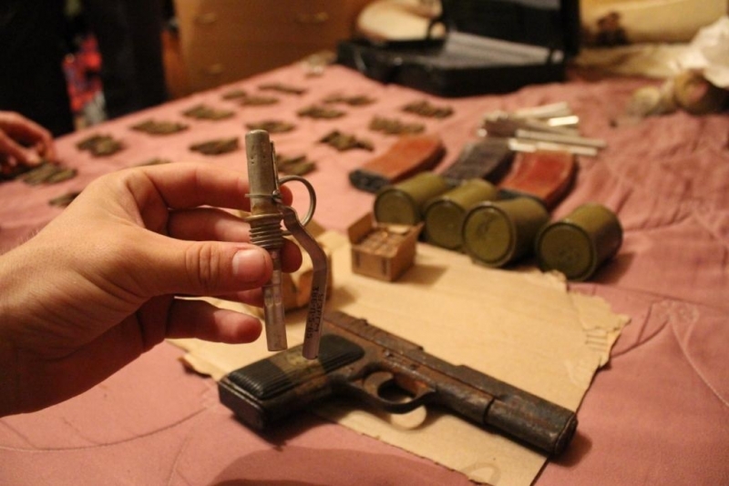 Обидевшись на бывшего мужа, женщина сдала полиции его дипломат с оружием (фото)